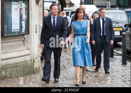 Der britische Premierminister David Cameron kommt mit seiner Frau Samantha an, um beim britischen Referendum darüber abzustimmen, ob er Teil der Europäischen Union bleiben oder gehen soll, Methodist Central Hall Westminster, London, Großbritannien. 23 Juni 2016 Stockfoto