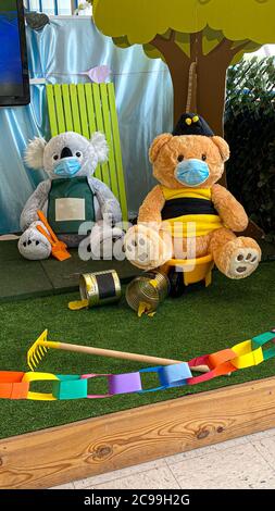 Teddybären in Schutzmasken. Coronavirus-Pandemie. Gesundheitswesen. Virenschutzmasken. Stockfoto