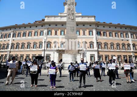 Rom, Italien. Juli 2020. Arbeitsberater, die während einer Demonstration gegen die Regierung auf dem Montecitorio-Platz Transparente zeigen. Rom (Italien), 29. Juli 2020 Foto Samantha Zucchi Insidefoto Kredit: Insidefoto srl/Alamy Live News Stockfoto