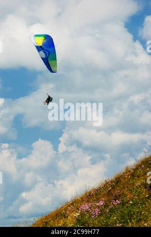 PUY-DE-DOME, FRANKREICH - 16. AUGUST 2016: Gleitschirme starten und fliegen. Fliegen über die Vulkane ist beliebte Freizeitbeschäftigung in der Auvergne. Stockfoto