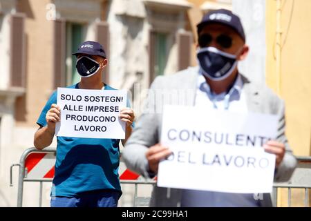 Rom, Italien. Juli 2020. Arbeitsberater, die während einer Demonstration gegen die Regierung auf dem Montecitorio-Platz Transparente zeigen. Rom (Italien), 29. Juli 2020 Foto Samantha Zucchi Insidefoto Kredit: Insidefoto srl/Alamy Live News Stockfoto