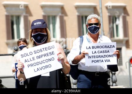 Rom, Italien. Juli 2020. Arbeitsberater, die während einer Demonstration gegen die Regierung auf dem Montecitorio-Platz Transparente zeigen. Rom (Italien), 29. Juli 2020 Foto Samantha Zucchi Insidefoto Kredit: Insidefoto srl/Alamy Live News Stockfoto