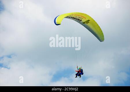 PUY-DE-DOME, FRANKREICH - 16. AUGUST 2016: Gleitschirme fliegen am Himmel. Fliegen über die Vulkane ist beliebte Freizeitbeschäftigung in der Auvergne. Stockfoto