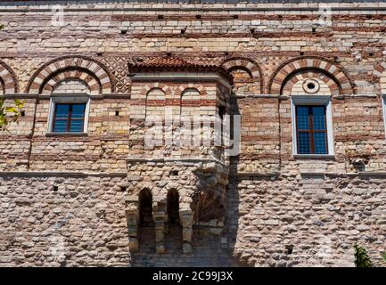 Tekfur Sarayi Museum oder der Palast des Porphyrogenitus, ein byzantinischer Palast aus dem 13. Jahrhundert. Der dickwandige Palast, der an die Landmauern angrenzt. Stockfoto