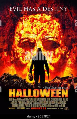 Halloween (2007) unter der Regie von Rob Zombie mit Scout Taylor-Compton, Malcolm McDowell und Tyler Mane. Michael Myers flüchtet nach 17 Jahren aus dem Smith's Grove Sanitarium und setzt dort fort, wo er aufgab. Stockfoto