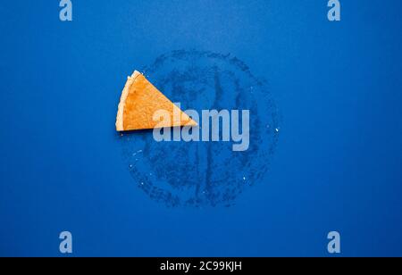 Oben mit der letzten Scheibe Kürbiskuchen auf blauem Hintergrund. Köstliche hausgemachte Kürbisherzen. Traditionelle Danksagung süßes Essen. Stockfoto