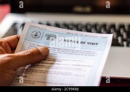 Eine Hand, die eine Besuchsmitteilung des US Census Bureau hält. Chicago, Illinois, 29. Juli 2020 Stockfoto