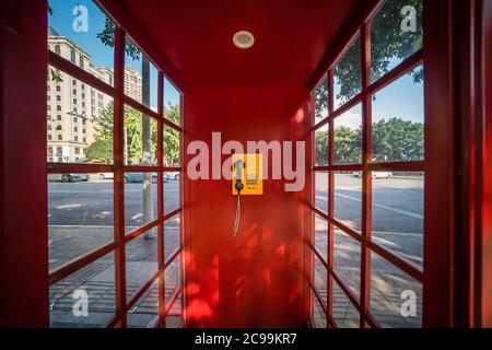 Chongqing, China - August 2019 : Öffentliches Telefon in der roten Telefonzelle Stockfoto