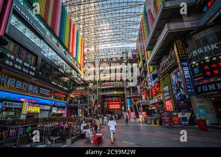 Chongqing, China - August 2019: Inneres des modernen Geschäfts- und Geschäftszentrums im Stadtteil Jiefanbei in der Innenstadt von Stockfoto