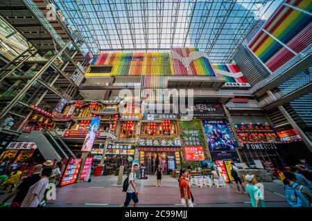 Chongqing, China - August 2019: Inneres des modernen Geschäfts- und Geschäftszentrums im Stadtteil Jiefanbei in der Innenstadt von Stockfoto