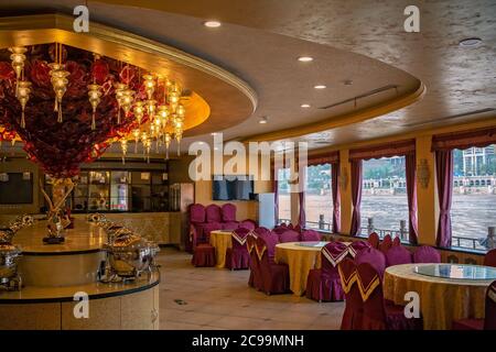 Chongqing, China - August 2019 : Innere der Passagiere Schiff Kreuzfahrt auf dem Zusammenfluss von Jangtze und Jialing Flüsse Stockfoto