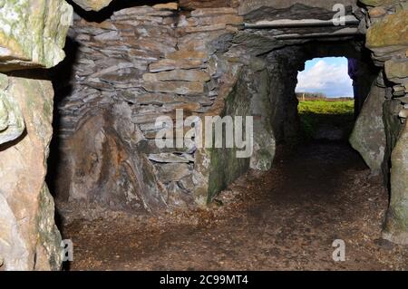 Ein Blick von der Endkammer des Stoney Littleton Neolithischen langen Schubkarren in Richtung Eingang.Diese sieben Kammergrab bei Wellow in Somerset war b Stockfoto