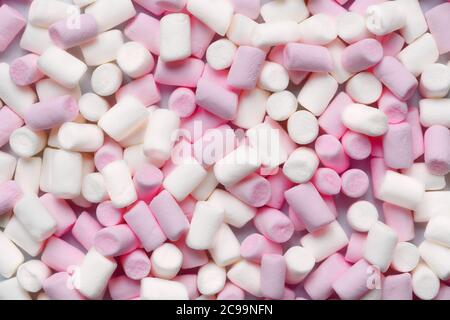Rosa und weiße Marshmallows in Nahaufnahme. Weiche Süßigkeiten Hintergrund. Stockfoto