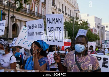 "Menschenrechte für alle!" Liest ein Plakat auf regularizacion ya,Papers for Everyone Protest Madrid 19. Juli 2020 Stockfoto