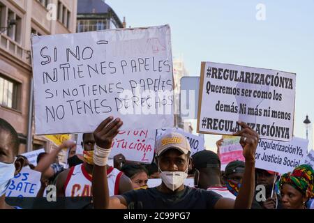 "Wenn Sie keine Papiere haben, haben Sie keine Rechte", liest ein Plakat, das von einem Protestierenden bei The Papers for Everyone Protest Madrid 19. Juli 2020 gehalten wird Stockfoto