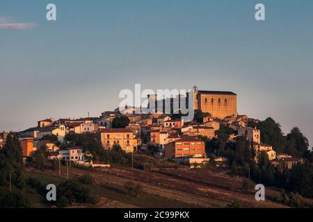 Blick von oben auf das italienische Dorf Torella di Sannio in Molise mit seinen typischen Landhäusern, seiner Kirche und seinem Schloss Stockfoto