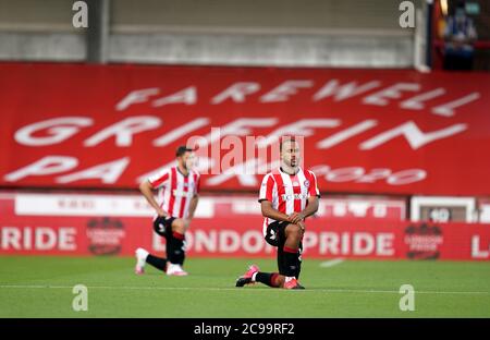 Brentfords Bryan Mbeumo setzt sich zur Unterstützung des Black Lives Matter-Protests vor dem Halbfinale der Sky Bet Championship im Griffin Park, London, ein Knie. Stockfoto