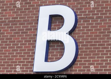 Der Buchstabe B an der Seite eines roten Backsteingebäudes Stockfoto