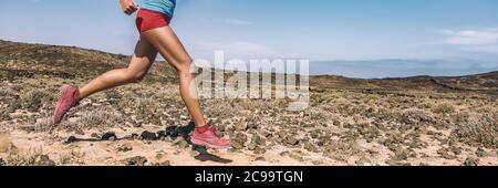 Sport Übung Fitness weibliche Athlet Läufer laufen auf Trail Run Rennen in Wüste Panorama Banner. Nahaufnahme von Beinen und Laufschuhen Stockfoto