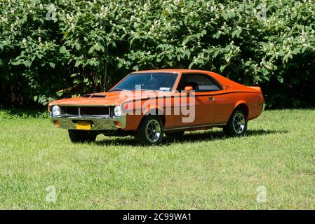 1970 American Motors Javelin vorne drei Viertel Ansicht im Feld Stockfoto