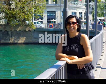 Schöne junge Frau in Zürich Stadt in der Schweiz Stockfoto