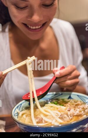 Ramen Nudeln Mädchen essen Suppenschüssel im japanesischen Restaurant am Abend. City Travel Lifestyle. Stockfoto