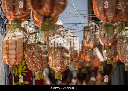 Feng Huang, China - August 2019 : verschiedene bunte chinesische Papierlaternen hängen von Gebäuden in einer engen Gasse in der Altstadt Stockfoto