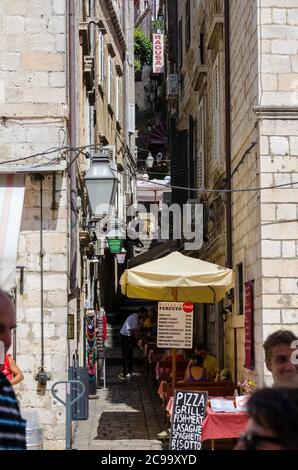 Touristen auf den Straßen der Altstadt Dubrovnik Stockfoto