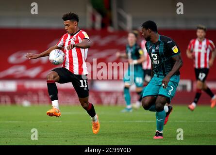 Brentfords Ollie Watkins (links) und Swansea Citys Marc Guehi kämpfen während des Halbfinalspiels der Sky Bet Championship im Griffin Park, London, um den Ball. Stockfoto