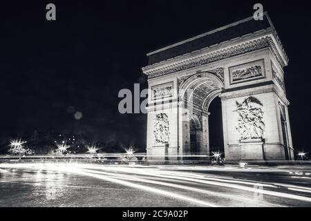 Der Arc de Triomphe de l'Étoile ist eines der berühmtesten Monumente in Paris, Frankreich, am westlichen Ende der Champs-Élysées.bei Nacht aufgenommen Stockfoto