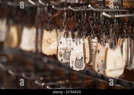 Yangshuo, China - August 2019 : kleine chinesische Schlüsselanhänger-Souvenirs zum Verkauf im Souvenirshop Stockfoto