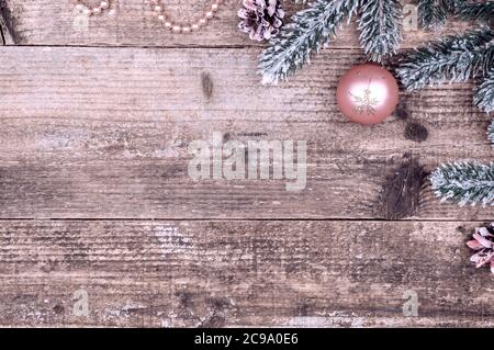Weihnachtsdekorationen auf einem hölzernen Hintergrund.Weihnachtsattribute. Stockfoto