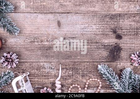 Weihnachtsdekorationen auf einem hölzernen Hintergrund.Neujahr Designelemente mit Dekor. Stockfoto