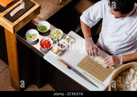 Der Vorgang des Einwickelens Sushi.top view shot. Copy Space Stockfoto