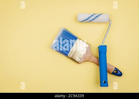 Haus Maler Werkzeug auf einem gelben Hintergrund. Stockfoto