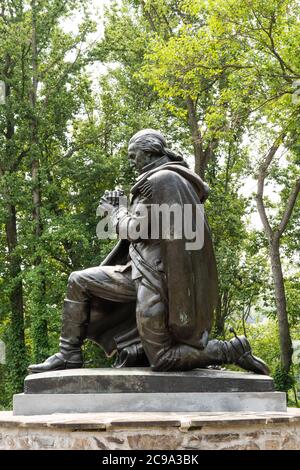 Valley Forge, PA - 3. Juli 2020: 9 Fuß Bronzestatue von George Washington kniet im Gebet von Künstler Donald DeLue in der Freedoms Foundation von VA Stockfoto