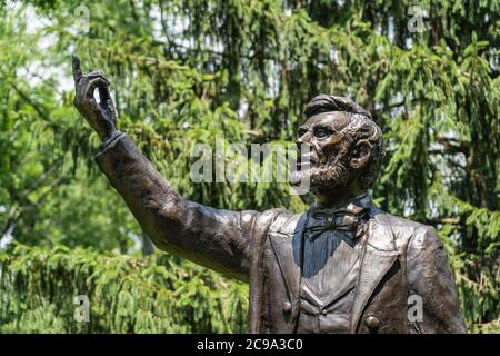 Valley Forge, PA - 3. Juli 2020: Detail des Präsidenten Lincoln liefert die Gettysburg Adresse Statue von Stan Watts an der Freedoms Foundation bei Stockfoto