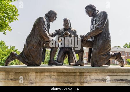 Valley Forge, PA - 3. Juli 2020: Bronzestatue der Gründungsväter John Adams, Benjamin Franklin und Thomas Jefferson kniet im Gebet von Bildhauer Stockfoto