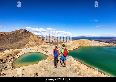 Neuseeland beliebte Touristenwanderung im Tongariro Alpine Crossing National Park. Tramping Tramper paar Wanderer zu Fuß auf berühmten Ziel in Stockfoto