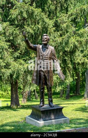 Valley Forge, PA - 3. Juli 2020: Präsident Lincoln liefert die Gettysburg Address Statue von Stan Watts an der Freedoms Foundation am Eingang Stockfoto