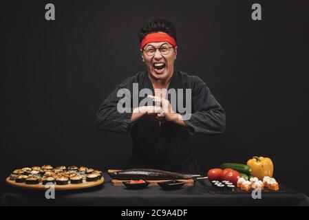 kung Fu Training beim Kochen. Verrückte verrückte Mann mit lustigen Grimasse. Close up Foto.Karate Position. Martial Art Konzept. Willkommen Stockfoto