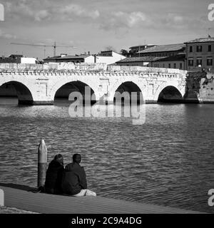 Alte Brücke von Tiberius (Ponte di Tiberio) in Rimini, Italien. Schwarz-Weiß-Stadtfotografie Stockfoto