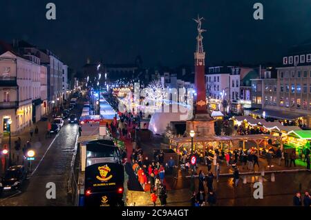 BRÜSSEL, BELGIEN - 31. DEZEMBER 2018: Brüssel Nachtansicht vom Weihnachtsrad in Brüssel, Belgien am 31. Dezember 2018. Stockfoto