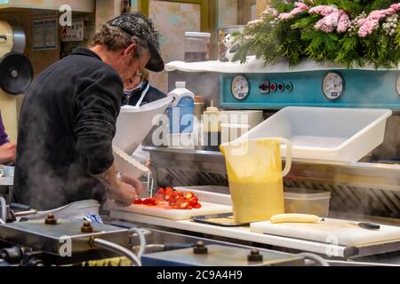 BRÜSSEL, BELGIEN - 31. DEZEMBER 2018: Am 31. Dezember 2018 bereitete man in Brüssel, Belgien, eine belgische Waffel mit Erdbeere zu. Stockfoto