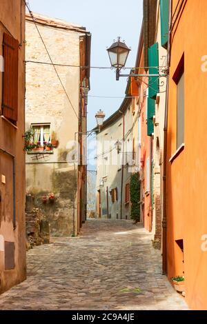Alte Straße in Santarcangelo di Romagna Stadt, Provinz Rinini, Italien. Blick auf die italienische Stadt Stockfoto