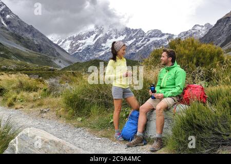 Wanderer Menschen essen Mittagessen eine Pause während der Wanderung auf Bergwandern Abenteuer. Touristen entspannen sich auf Hooker Valley Track in Richtung Mt Cook im Sommer Stockfoto