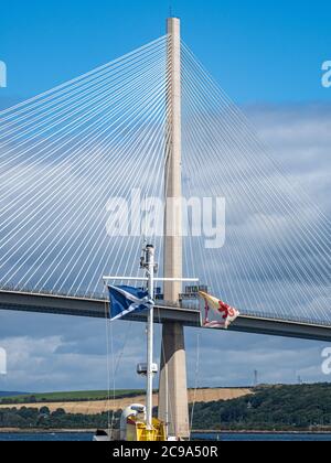 Die neue Forth Bridge ist ein beeindruckender Anblick, da sie über den Firth of Forth führt, sowie die Straßen- und Eisenbahnverbindungen zwischen Edinburgh und Stockfoto