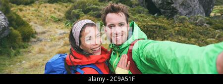 Reise Selfie Paar Wanderer machen Smartphone-Foto auf Outdoor-Trail Wanderung in der Natur im Freien. Aktive gesunde glückliche Menschen wandern Panorama-Banner Stockfoto