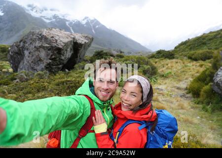 Neuseeland Reise Selfie glückliches Paar Rucksacktouristen Wandern. Reise Selfie Paar Wanderer machen Smartphone-Foto auf Outdoor Trail Wanderung im Freien Stockfoto