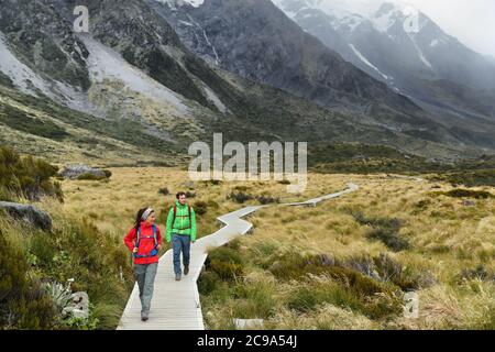 Neuseeland Tramper Rucksacktouren auf Mount Cook / Aoraki Hooker Valley Reise. Wanderer Wandern auf Hooker Valley Track im Sommer auf der Promenade Stockfoto